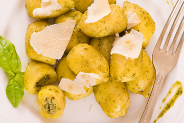 Potato gnocchi stuffed with pesto sauce.