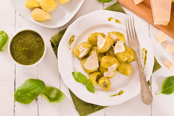Potato gnocchi stuffed with pesto sauce.