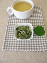 Quince leaf tea, tea with dried quince leaves