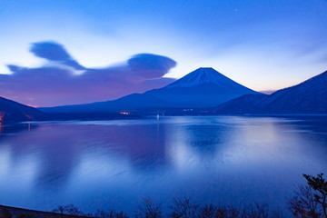 Fototapeta na wymiar 富士山と吊るし雲、山梨県本栖湖にて