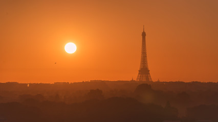 Levé de soleil sur la tour Eiffel