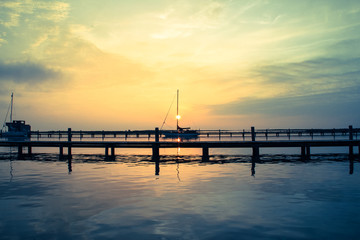 Fototapeta na wymiar Sonnenuntergang auf dem Ijsselmeer