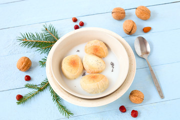 Mohnsuppe mit Hefegebäck