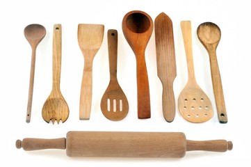 Ustensiles de cuisine en bois sur fond blanc