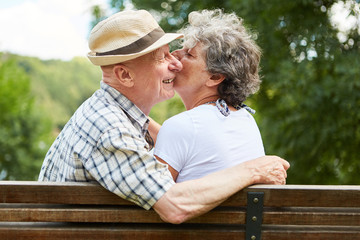 Verliebte Senioren beim Dating im Park