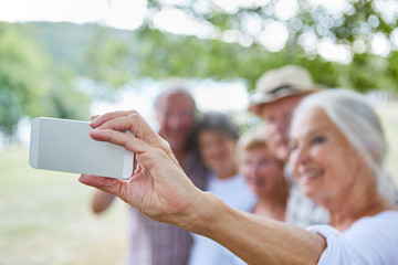 Senioren Gruppe macht ein Selfie im Sommer