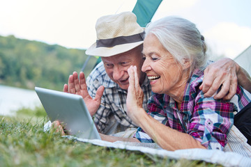 Senioren Paar im Zelt beim Videochat