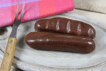 boudin noir cru sur une planche à découper