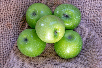 Pommes Granny Smith sur toile de jute