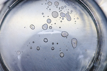 Water bubbles between metal and glass