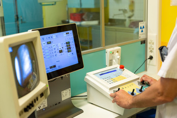manipulateur radio examen cabine appareils écran imagerie médicale
