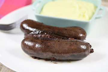 boudin noir cuit et purée dans une assiette