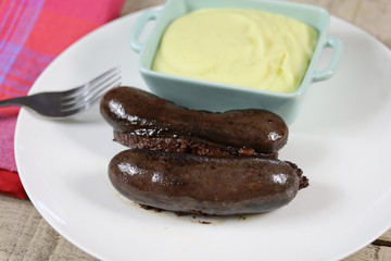 boudin noir cuit et purée dans une assiette