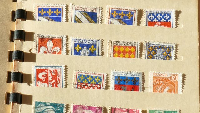 Bunte alte gestempelte Französische Briefmarken in einem Briefmarkenalbum, Briefmarkensammlung