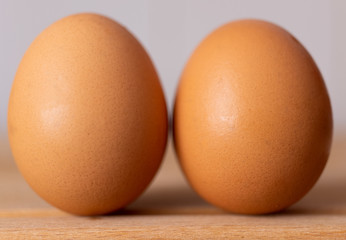 Dos huevos juntos sobre madera