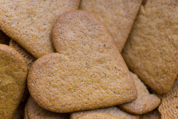 Primer plano de galletas de jengibre con forma de corazon
