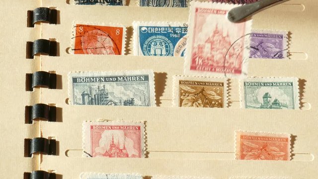 Bunte alte gestempelte Französische Briefmarken in einem Briefmarkenalbum, Briefmarkensammlung