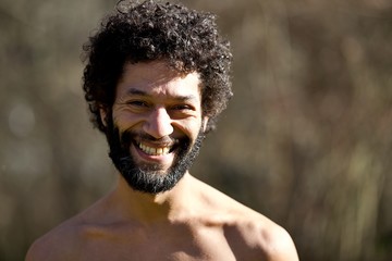 Portrait homme souriant - nature soleil forêt campagne - barbe arabe sourire