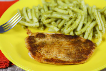 escalope  de volaille panée et macaroni au pesto