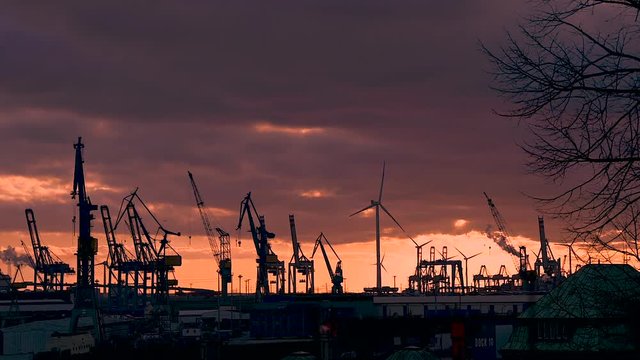 Silhouetten der Hafenkr&auml;ne im Hamburger Hafen mit Abendr&ouml;te