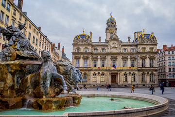 Fototapeta na wymiar Fontaine de la Place des Terreaux de Lyon