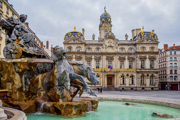 Fototapeta na wymiar Fontaine de la Place des Terreaux de Lyon