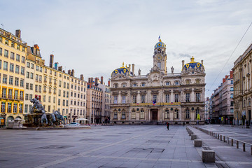 Fototapeta na wymiar Place des Terreaux et Hôtel de Ville de Lyon