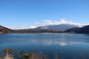 Obraz na płótnie Canvas 本栖湖からの富士山