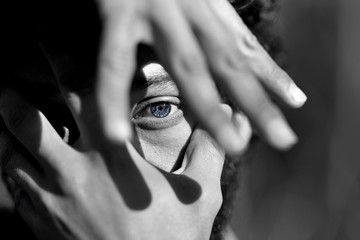 Oeil portrait homme bleu - gros plan abstrait geste mouvement