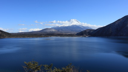 Fototapeta na wymiar 本栖湖からの富士山