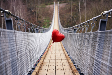 lange Brücke mit roten Herzballon