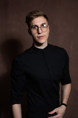 Obraz premium Man in round glasses and a black shirt.