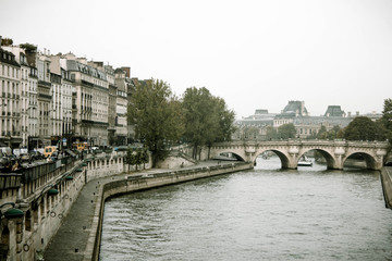 Fototapeta na wymiar Puentes de Paris