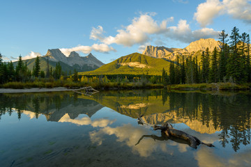 Obraz premium The Three Sisters Alberta in sunrise