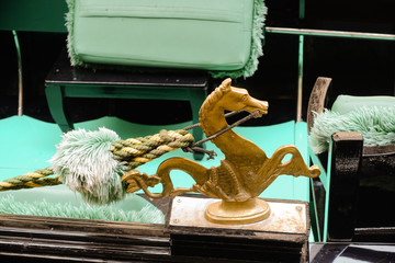 Goldenes Pferd einer Gondel in Venedig
