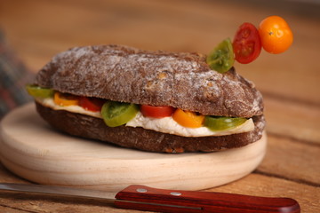 chicken breast sandwich with tomato on walnut bread