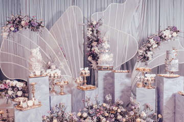 Gorgeous wedding scenes, purple cloud themed flowers, like fairyland, are filled with exquisite cakes, and the restaurant's exquisite layout at the wedding party
