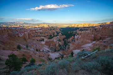 hiking the rim trail in bryce canyon national park, utah, usa