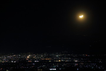 長野市の夜景と月