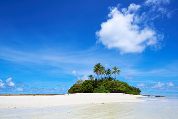 Uninhabited island at the edge of the atoll_2