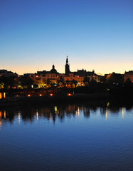 Amanecer en Sevilla con la silueta de la torre Giralda en el centro de la imagen, España
