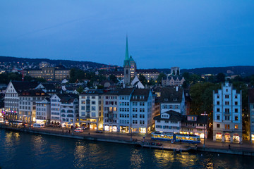 夜のチューリッヒの町並み