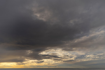 Himmel mit dunklen Wolken.