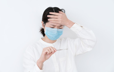 Naklejka premium Asian woman wearing a protective mask