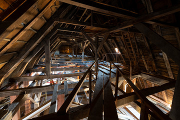 Dachboden Gebälk Fachwerk historisch verwinkelt Licht Dunkelheit Mittelalter unheimlich Luke Fenster Lichtschein Gespenst Speicher Fledermaus Staub Hintergrund Vintage Handwerk Zimmernann Bau 