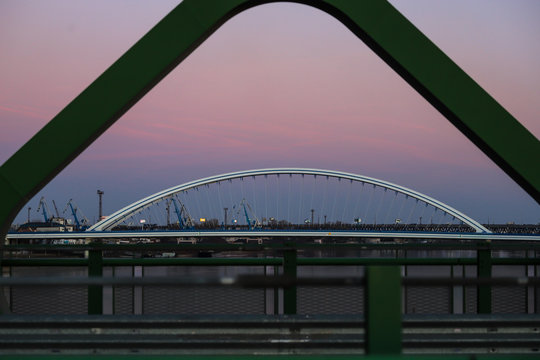 Puente Apolo entre las rendijas del viejo puente de Bratislava al atardecer
