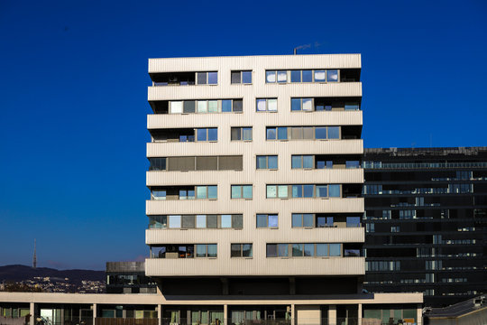 Edifico con muchas ventanas y con forma de cubo futurista de la parte nueva de Bratislava en un d&iacute;a soleado