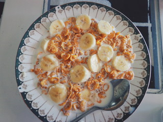Cornflakes with banana and milk