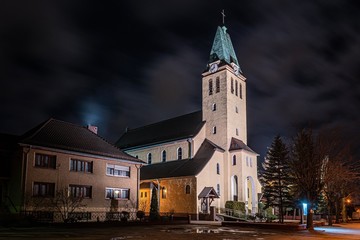 kościół murowany katolicki w nocy © Henryk Niestrój
