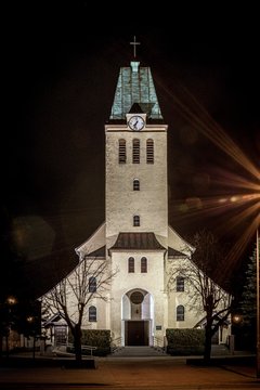 kościół murowany katolicki w nocy